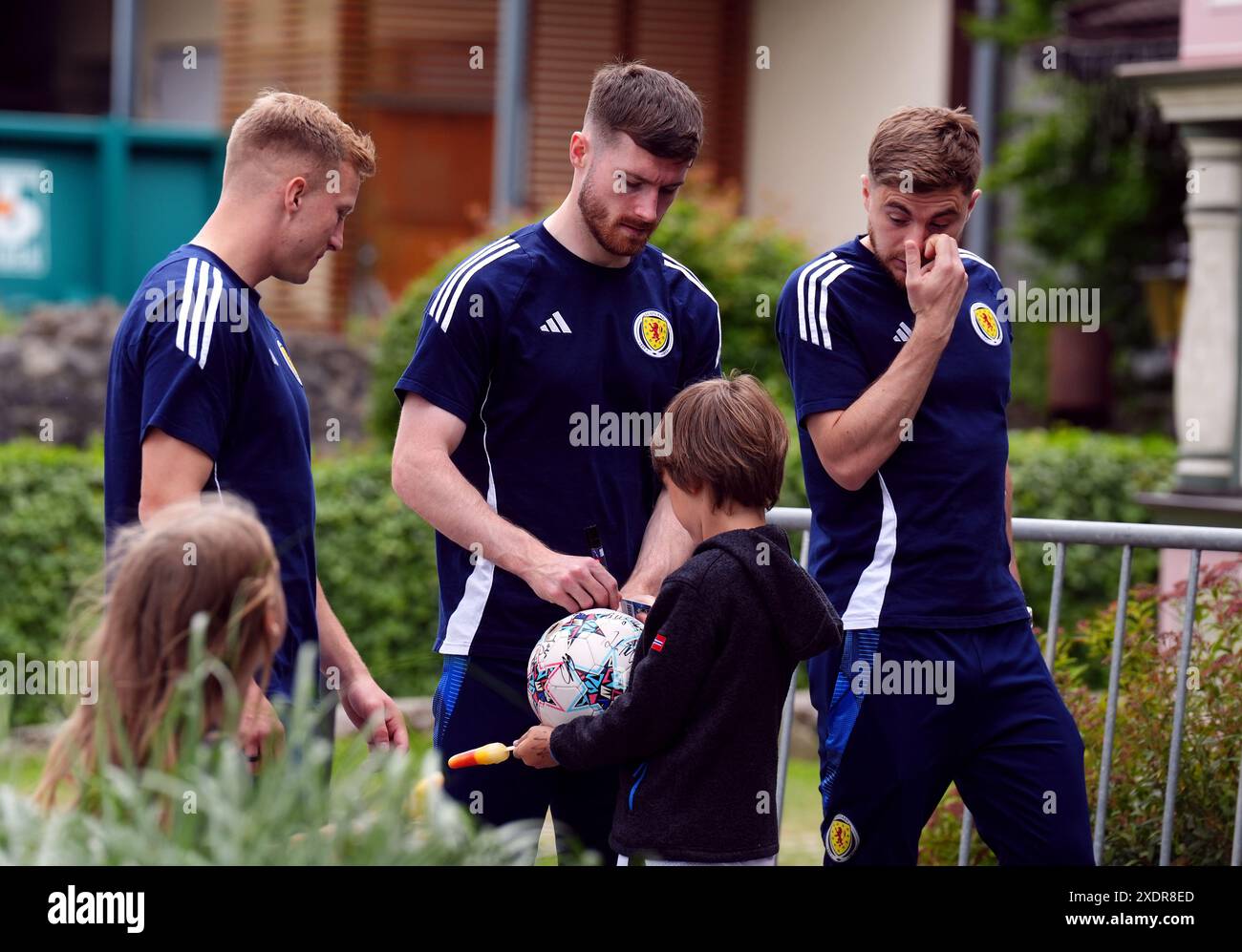 Ross McCrorie, Anthony Ralston e James Forrest scozzesi mentre la squadra lascia il loro campo base a Garmisch-Partenkirchen, in Germania. La campagna di Euro 2024 della Scozia si è conclusa in modo agonizzante con una sconfitta dell’ultimo colpo contro l’Ungheria. Data foto: Lunedì 24 giugno 2024. Foto Stock