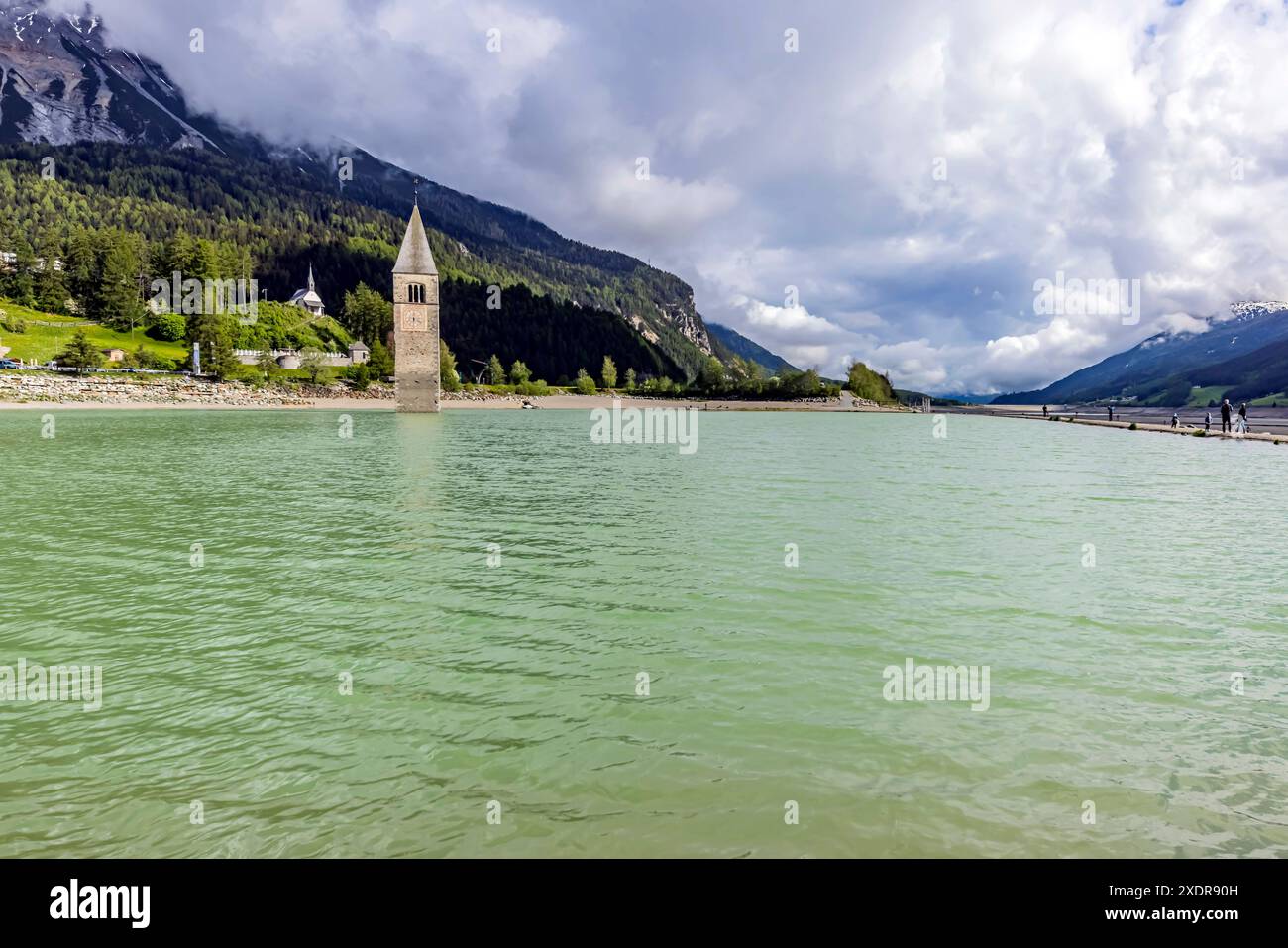 Kirchturm der alten Pfarrkirche St. Katharina. Der Glockturm ragt aus dem Reschensee, der als Stausee aufgestaut worden ist. // 25.05.2024: Graun im Vinschgau, Südtirol, Itallien, Europa c Arnulf Hettrich / Fnoxx - Veroeffentlichung nur gegen Honorar, Urhebervermerk und Belegexemplar. Kontakt: Arnulf Hettrich, Bildagentur Fnoxx, Zeppelinstrasse 7, 70193 S t u t g a r t , D e u t s c h l a n d , Telefon 49 173 3189170 und 49 711 291260, hettrichfnoxx.de Bankverbindung: IBAN: DE86 6005 0101 0005 9259 84 - BIC: SOLADEST600 - Ust.ID-Nr. DE 812 057 385 beim Finanzamt Stuttgart 1 --- www.freelens. Foto Stock