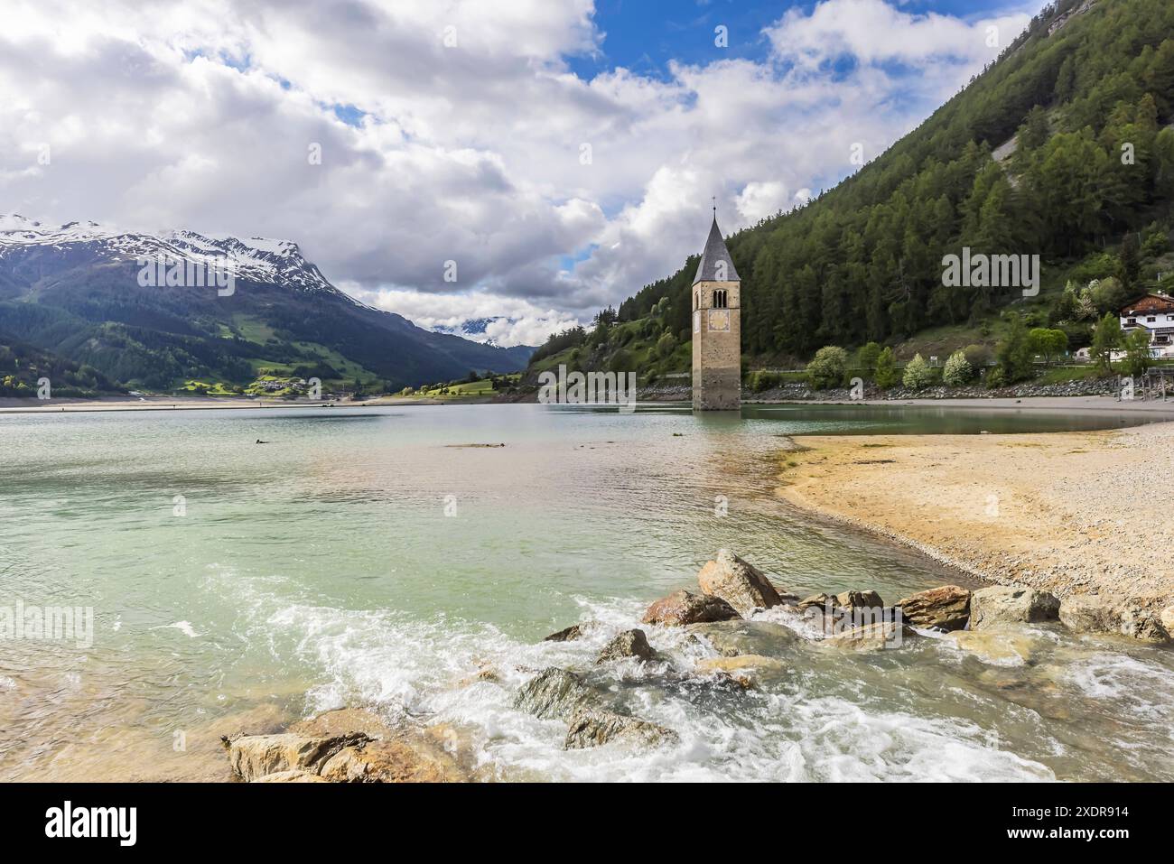 Kirchturm der alten Pfarrkirche St. Katharina. Der Glockturm ragt aus dem Reschensee, der als Stausee aufgestaut worden ist. // 25.05.2024: Graun im Vinschgau, Südtirol, Itallien, Europa c Arnulf Hettrich / Fnoxx - Veroeffentlichung nur gegen Honorar, Urhebervermerk und Belegexemplar. Kontakt: Arnulf Hettrich, Bildagentur Fnoxx, Zeppelinstrasse 7, 70193 S t u t g a r t , D e u t s c h l a n d , Telefon 49 173 3189170 und 49 711 291260, hettrichfnoxx.de Bankverbindung: IBAN: DE86 6005 0101 0005 9259 84 - BIC: SOLADEST600 - Ust.ID-Nr. DE 812 057 385 beim Finanzamt Stuttgart 1 --- www.freelens. Foto Stock