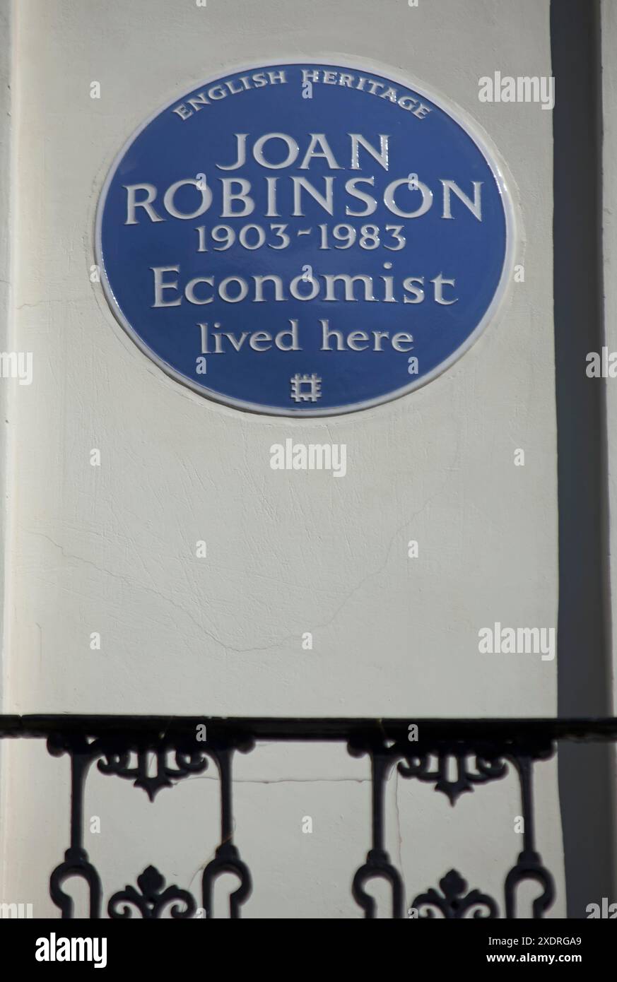 targa blu che segna la casa dell'economista joan robinson, a notting hill, londra, inghilterra Foto Stock