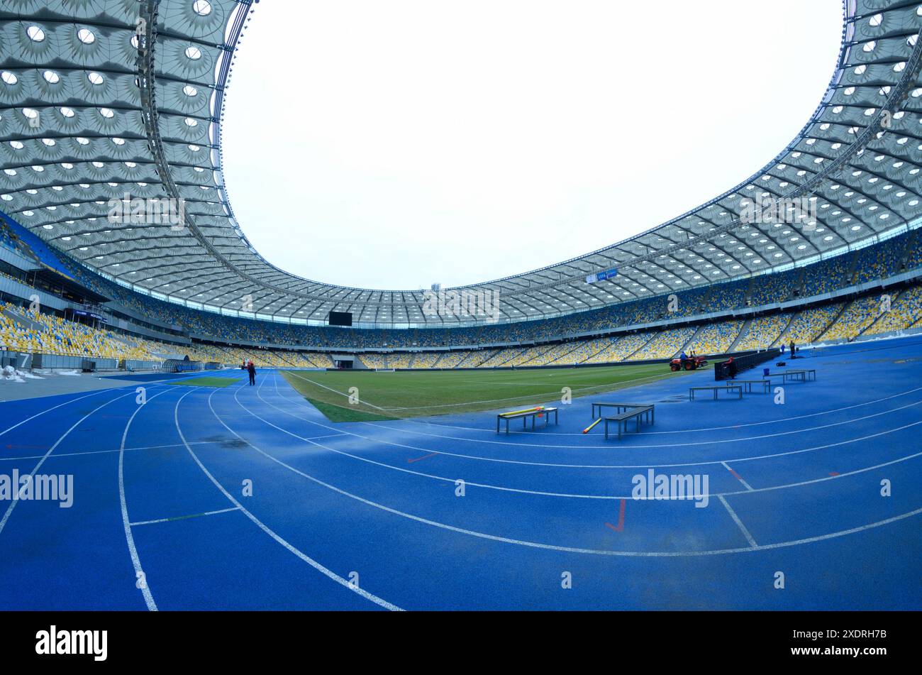 Stadio Olympic National Sports Complex: Piste da corsa, stand, posti a sedere vuoti, tetto. 16 marzo 2018 KievUcraina Foto Stock