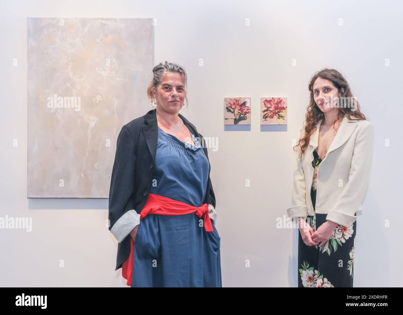 Londra, Regno Unito. 24 giugno 2024. Tracey Emin e Bianca Raffaela posano con Bianca Raffaella, 'She's difficilmente There' 2024 (a sinistra) e 'Potter's Rose' e 'Red Bloom', entrambi al centro del 2024). L'artista Tracey Emin ha selezionato l'artista multidisciplinare Bianca Raffaella, artista cieca registrata, designer, attivista e speaker pubblico, come artista del giorno della Flower Gallery. Raffaella mira a dimostrare ai pienamente vedenti che la compromissione della vista non è una restrizione all'essere un artista, usando la pittura e il collage per sfidare i preconcetti. Crediti: Imageplotter/Alamy Live News Foto Stock