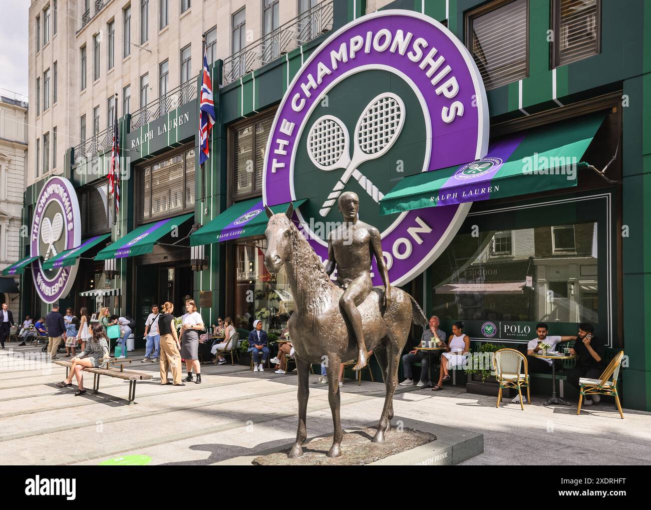 Londra, Regno Unito. 24 giugno 2024. Il flagship store Ralph Lauren al numero 1 di New Bond Street sfoggia una nuova facciata e decorazioni per i campionati di tennis di Wimbledon . Il torneo inizia oggi all'All England Lawn Tennis Club di Soutwest a Londra. Crediti: Imageplotter/Alamy Live News Foto Stock