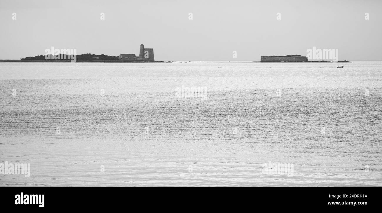 Normandia, Francia. Fortificazioni Vauban sull'isola di Tatihou nella baia di Saint-Vaast-la-Hougue. Sito patrimonio dell'umanità dell'UNESCO. Foto storica in bianco e nero. Foto Stock