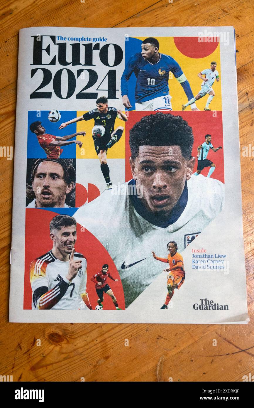 Jude Bellingham, Kylian Mbappe Footballers sulla copertina del quotidiano Guardian pubblicazione sportiva guida calcio Euro 2024 Londra Inghilterra Regno Unito Foto Stock
