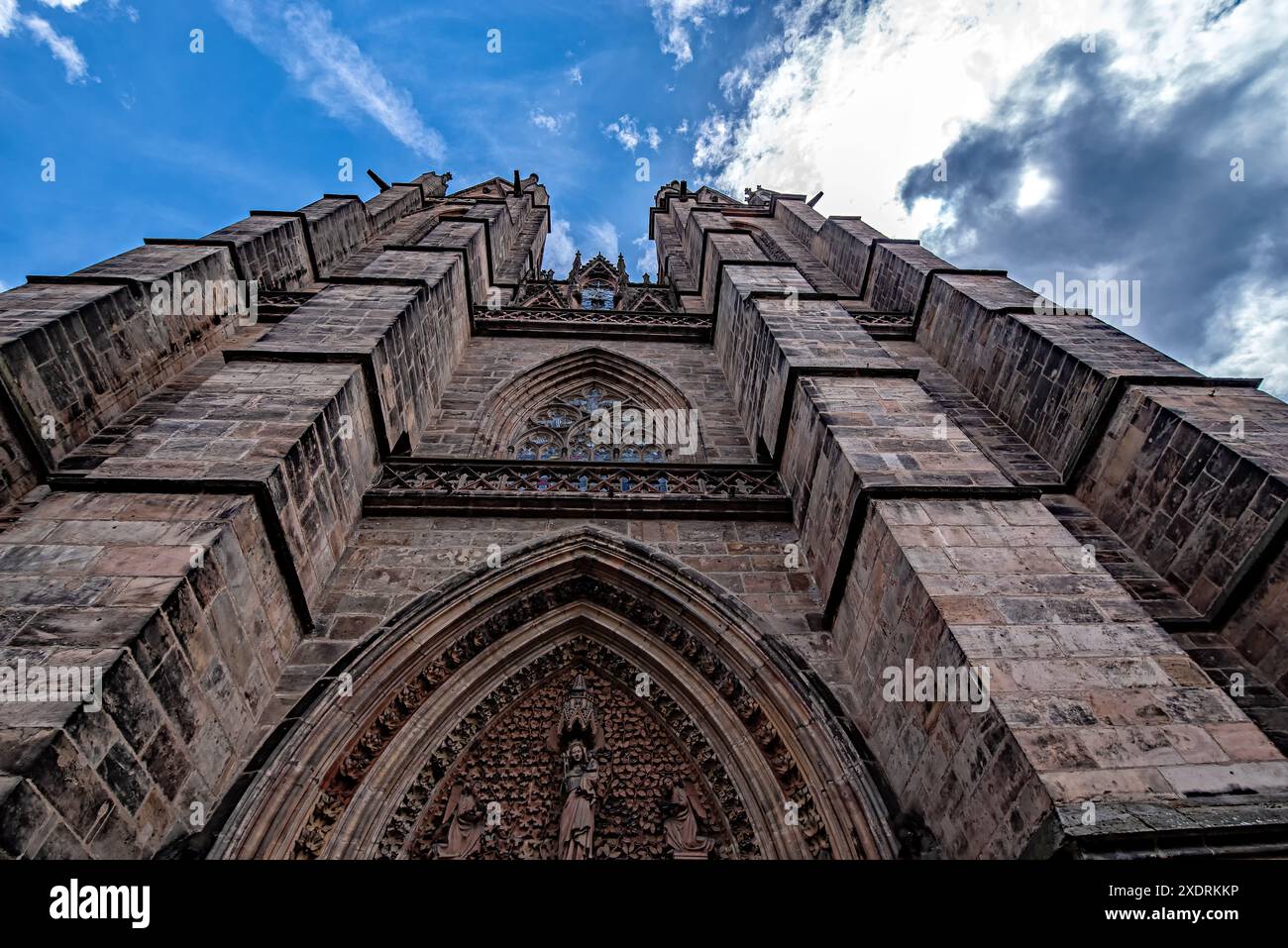 Die Elisabethkirche ist eine evangelische Kirche in Marburg im hessischen Landkreis Marburg-Biedenkopf. Die dreischiffige Hallenkirche mit Drei-Konche Foto Stock