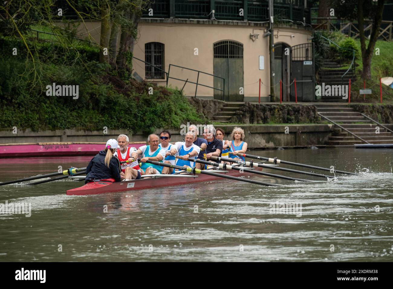 Alcuni momenti con l'assessore Tresso e i presidenti delle sette Società remiere attive sul fiume po e remano insieme sulla barca 'Gianduj-otto' presso il Pontile amici del fiume in occasione della Festa di San Giovanni a Torino, Italia - Cronaca - Lunedì 24 giugno 2024 - (foto Giacomo Longo/LaPresse) pochi istanti con il consigliere Tresso e i presidenti dei sette club di canottaggio attivi sul fiume po mentre si riversano insieme sul battello Gianduj-otto presso il molo amici del fiume durante il Festival di San Giovanni a Torino - News - lunedì 24 giugno 2024 - (foto Giacomo Longo/L Foto Stock