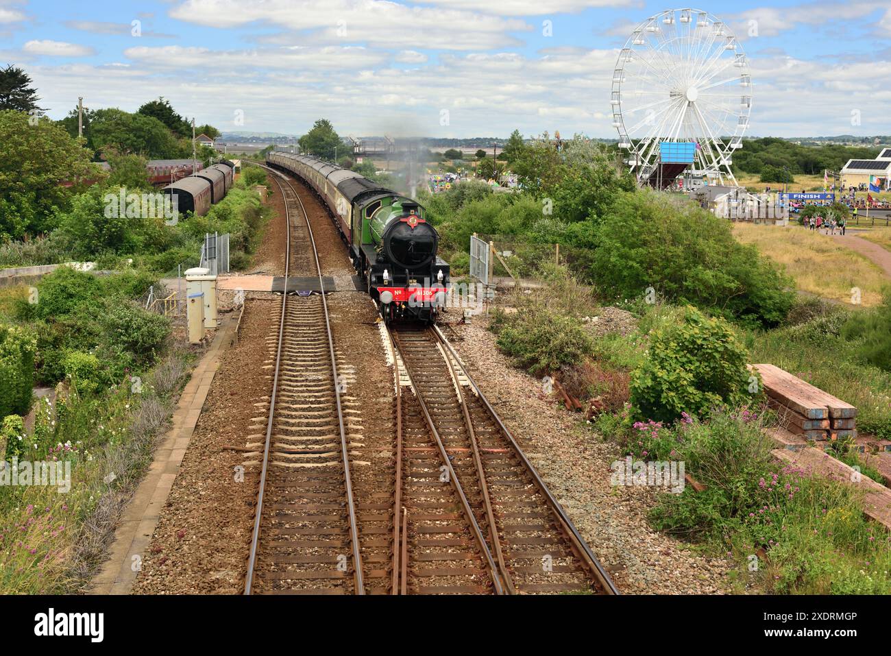 LNER Classe B1 No 61306 Mayflower attraversa Dawlish Warren con l'inglese Riviera Express (1Z27) da Woking a Kingswear. Foto Stock