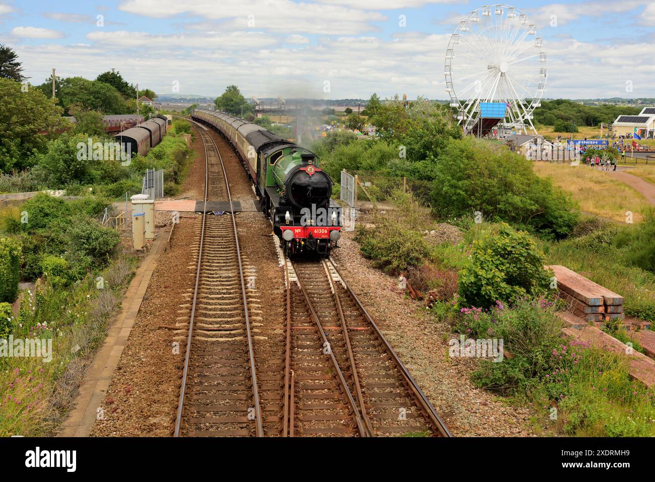LNER Classe B1 No 61306 Mayflower attraversa Dawlish Warren con l'inglese Riviera Express (1Z27) da Woking a Kingswear. Foto Stock