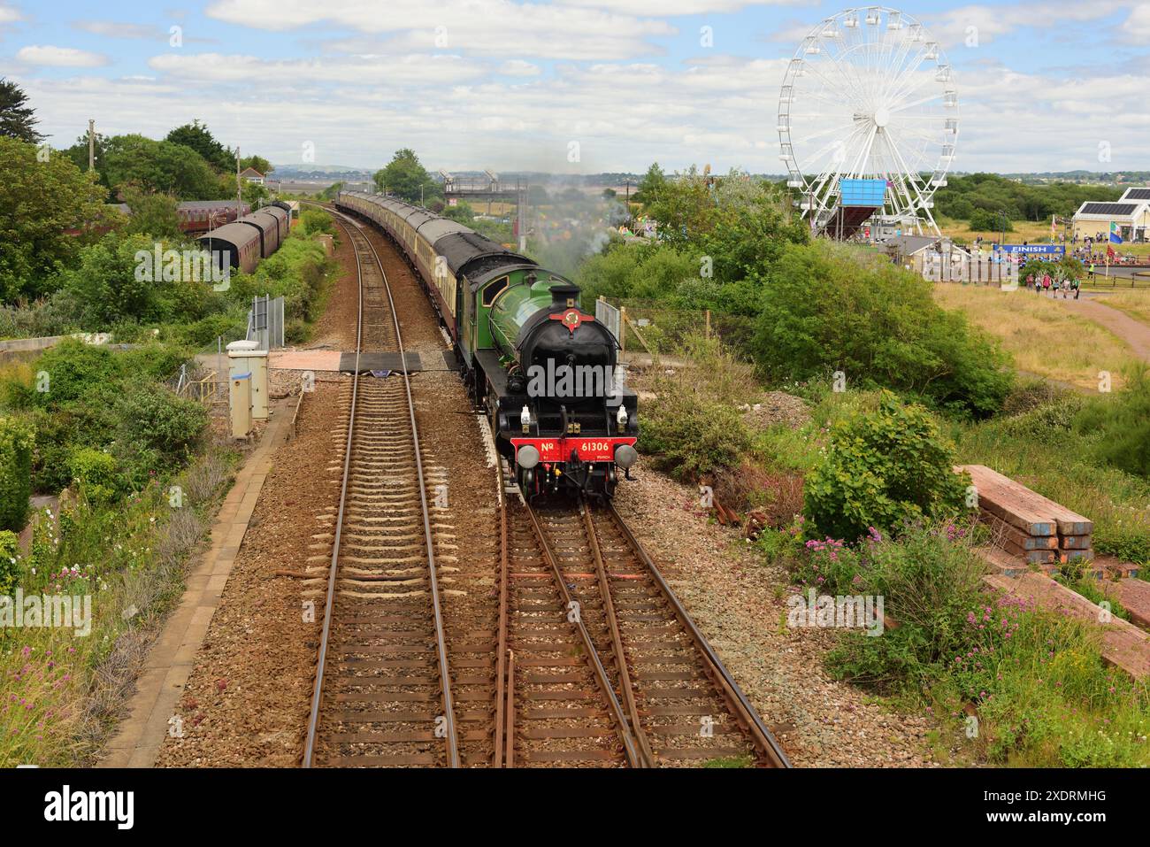 LNER Classe B1 No 61306 Mayflower attraversa Dawlish Warren con l'inglese Riviera Express (1Z27) da Woking a Kingswear. Foto Stock