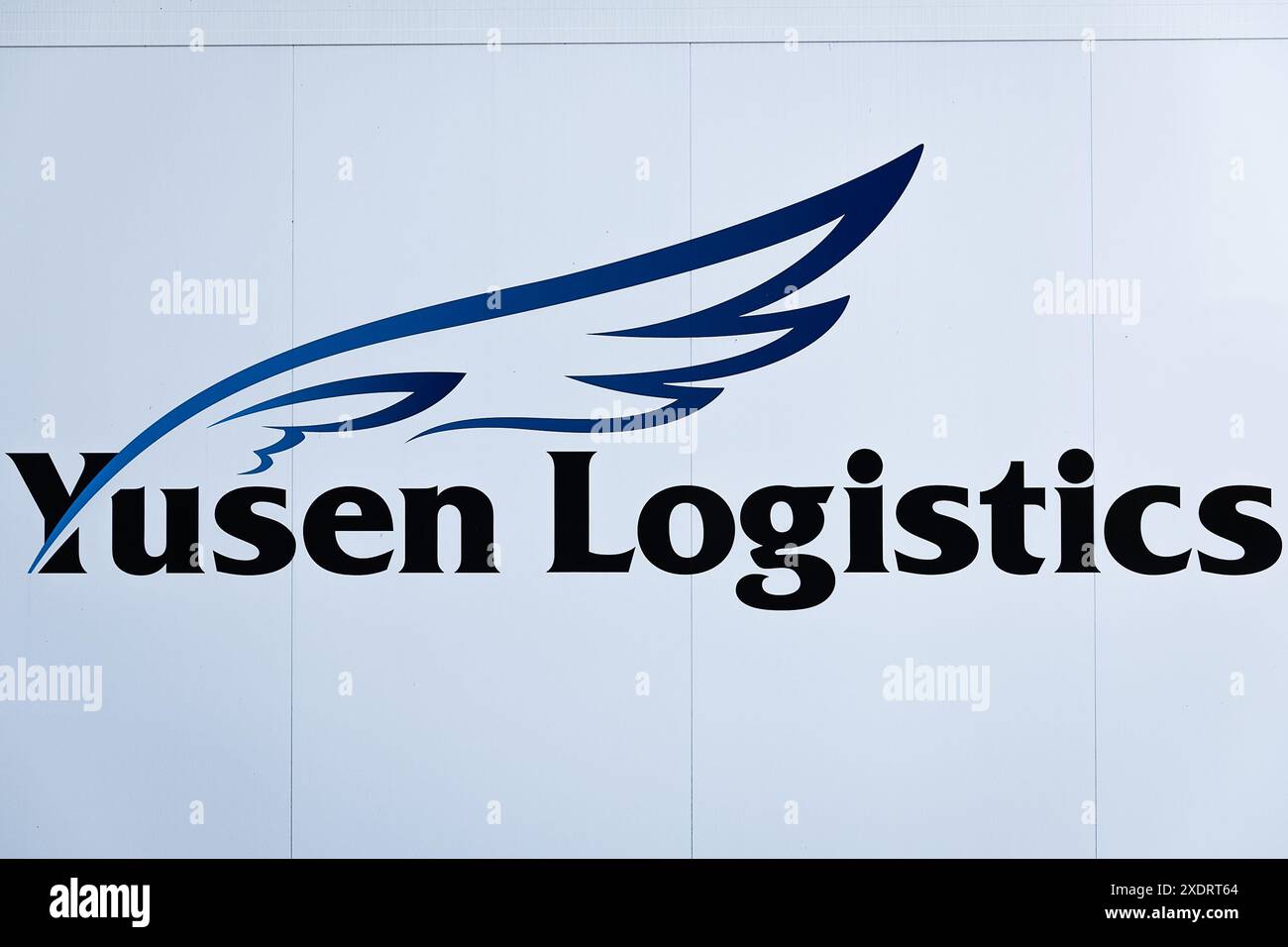 Gembloux, Belgio. 24 giugno 2024. Un logo Yusen Logistics raffigurato in occasione dell'apertura di un nuovo entrepot della società farmaceutica GSK a Gembloux, lunedì 24 giugno 2024. Il polo logistico di 40,000 metri quadrati sarà utilizzato per lo stock e lo scambio di vaccini in oltre 160 paesi. BELGA PHOTO JAMES ARTHUR GEKIERE credito: Belga News Agency/Alamy Live News Foto Stock