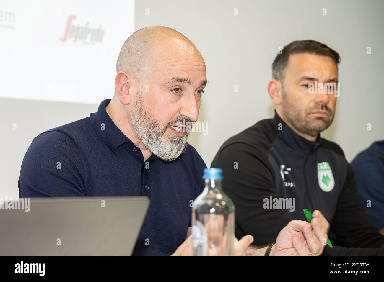 La Louviere, Belgio. 24 giugno 2024. L'amministratore delegato di RAAL Toni Turi e l'allenatore di RAAL Frederic Taquin nella foto durante una conferenza stampa della squadra di calcio belga RAAL la Louviere, lunedì 24 giugno 2024 a la Louviere, riguardante la prossima stagione 2024-25 della seconda divisione del campionato belga "Challenger Pro League". BELGA PHOTO JAMES ARTHUR GEKIERE credito: Belga News Agency/Alamy Live News Foto Stock