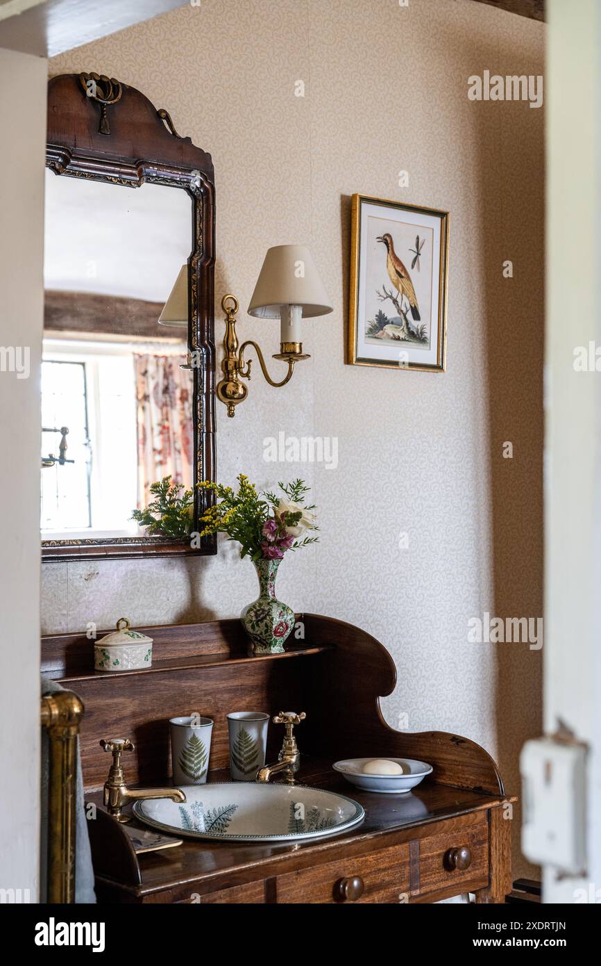 Affascinante lavatoio antico nella fattoria Tudor del XVI secolo, Hertfordshire, Inghilterra, Regno Unito. Foto Stock