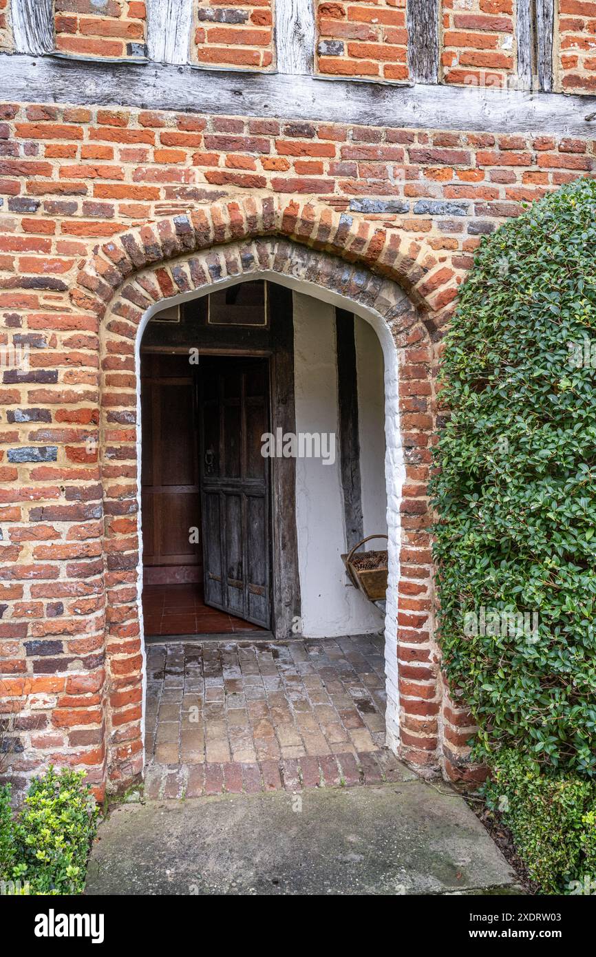 Portico in mattoni e ingresso alla fattoria Tudor del XVI secolo nell'Hertfordshire, Inghilterra, Regno Unito. Foto Stock