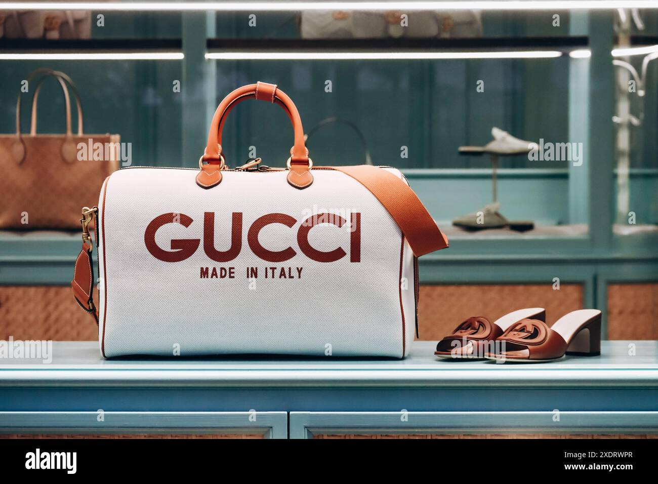 Cannes, Francia - 20 aprile 2024: La leggendaria borsa e le scarpe Gucci in una vetrina boutique di Cannes Foto Stock