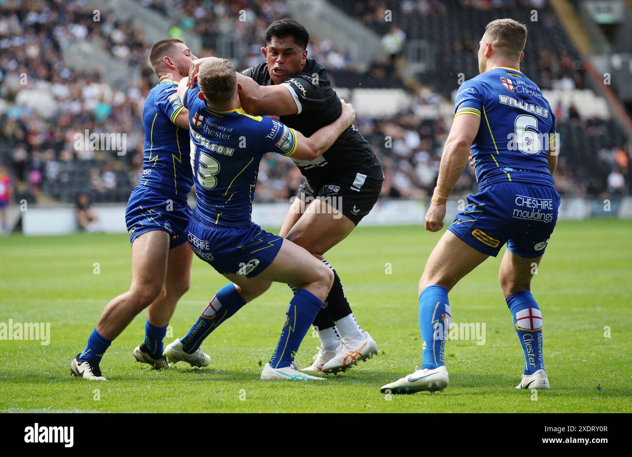 Herman ese'ese dell'Hull FC è placcato da Danny Walker (L) Matty Nicholson (C) dei Warrington Wolves e George Williams durante il Betfred Super League Match all'MKM Stadium di Kingston upon Hull. Data foto: Sabato 22 giugno 2024. Foto Stock