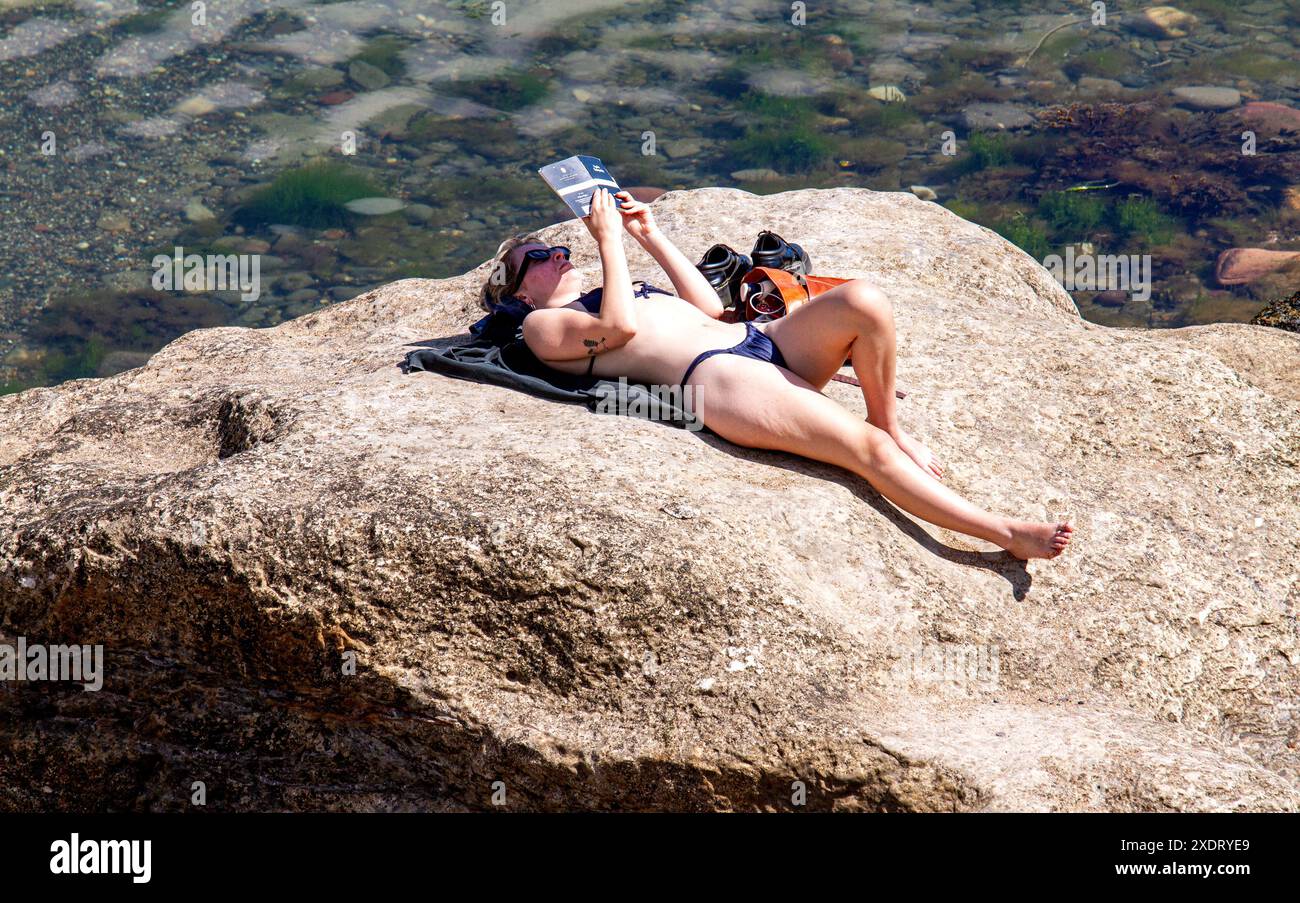 St Andrews, Fife, Scozia, Regno Unito. 24 giugno 2024. Meteo nel Regno Unito: St Andrews a Fife, Scozia, ha un sole brillante con temperature che raggiungono i 23°C.. Il caldo clima di giugno attira sia la gente del posto che i turisti a Castle Beach, dove la gente gode dell'estate scozzese e del sole. Crediti: Dundee Photographics/Alamy Live News Foto Stock