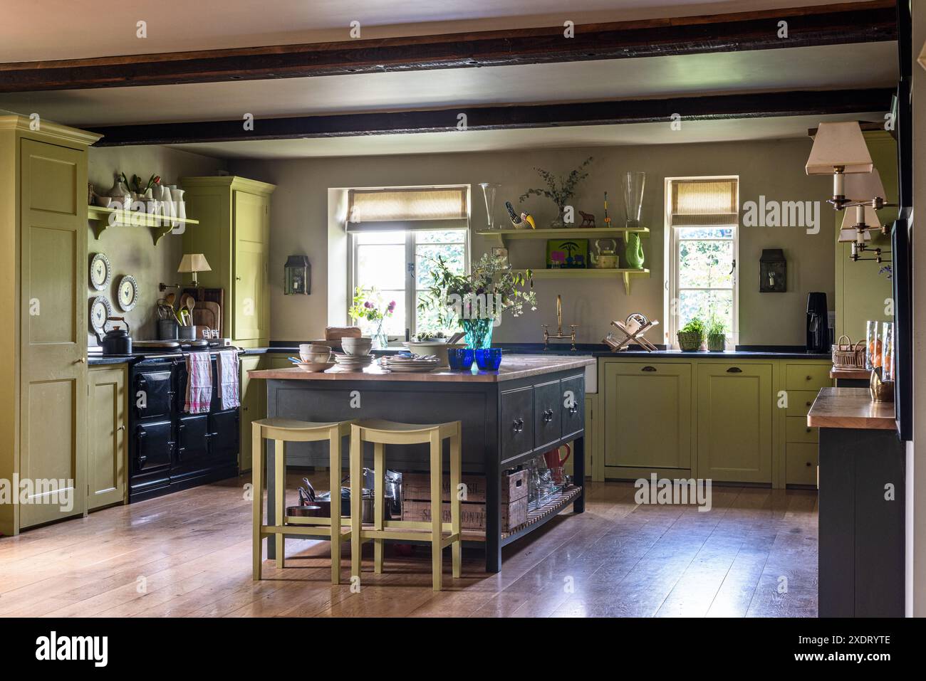 Cucina dipinta in 'verde churlish' nell'affascinante canonica del Somerset risalente al XVII secolo, Inghilterra sud-occidentale, Regno Unito. Foto Stock