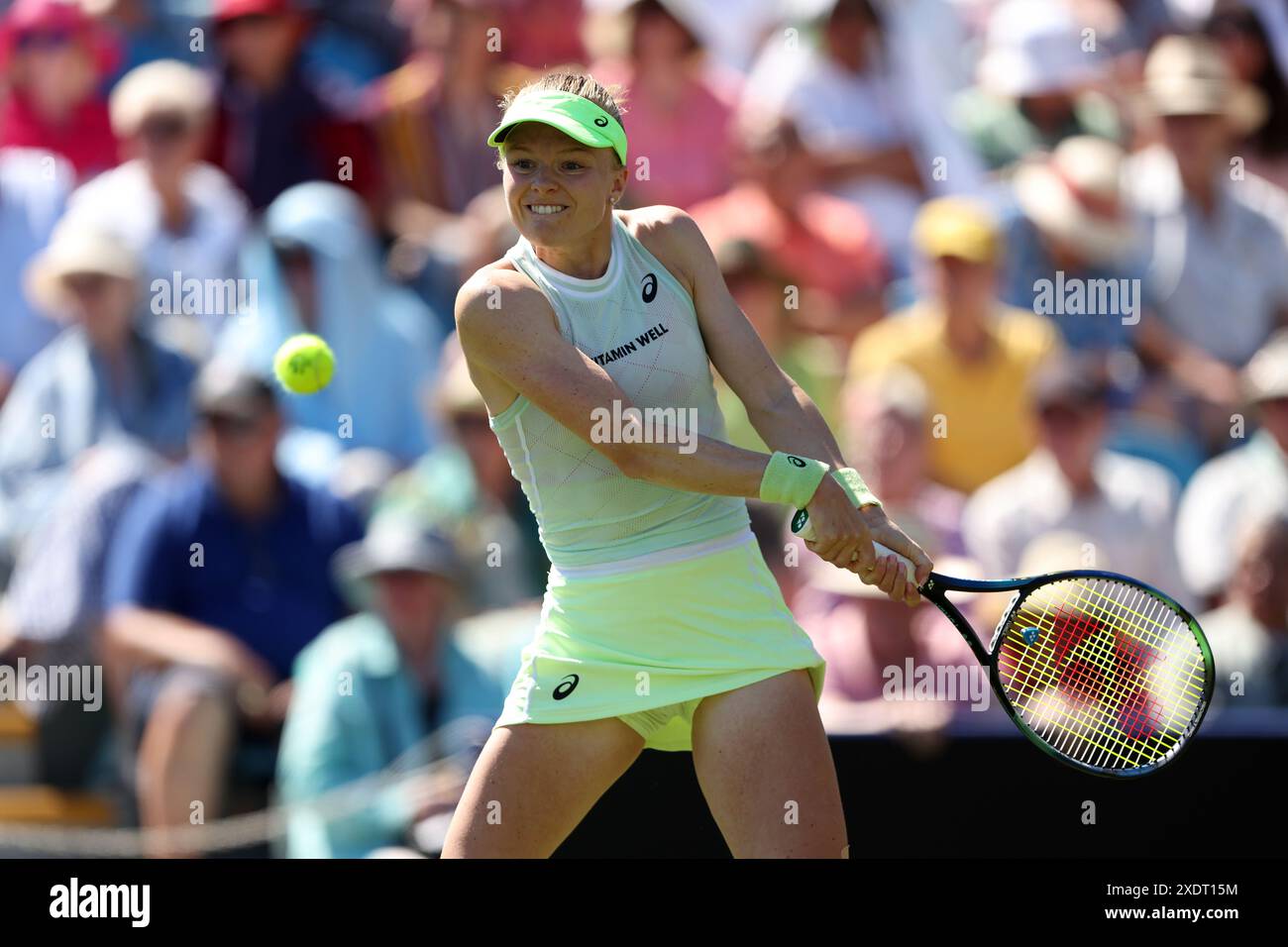 Harriet Dart in azione contro Marie Bouzkova (non nella foto) il terzo giorno del Rothesay International a Devonshire Park, Eastbourne. Data foto: Lunedì 24 giugno 2024. Foto Stock