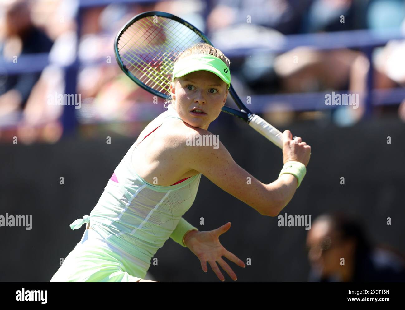 Harriet Dart in azione contro Marie Bouzkova (non nella foto) il terzo giorno del Rothesay International a Devonshire Park, Eastbourne. Data foto: Lunedì 24 giugno 2024. Foto Stock