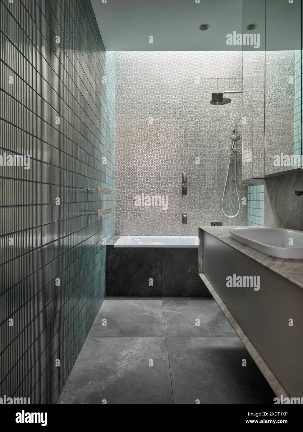 Dal bagno privato alla seconda camera da letto. Cliff House, dover Heights, Australia. Architetto: Rolf Architect https://ro-ar.com.au, 2024. Foto Stock