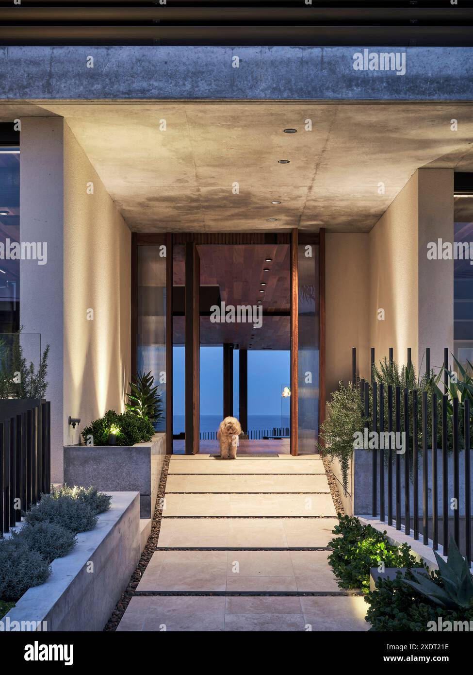 Ingresso principale. Cliff House, dover Heights, Australia. Architetto: Rolf Architect https://ro-ar.com.au, 2024. Foto Stock