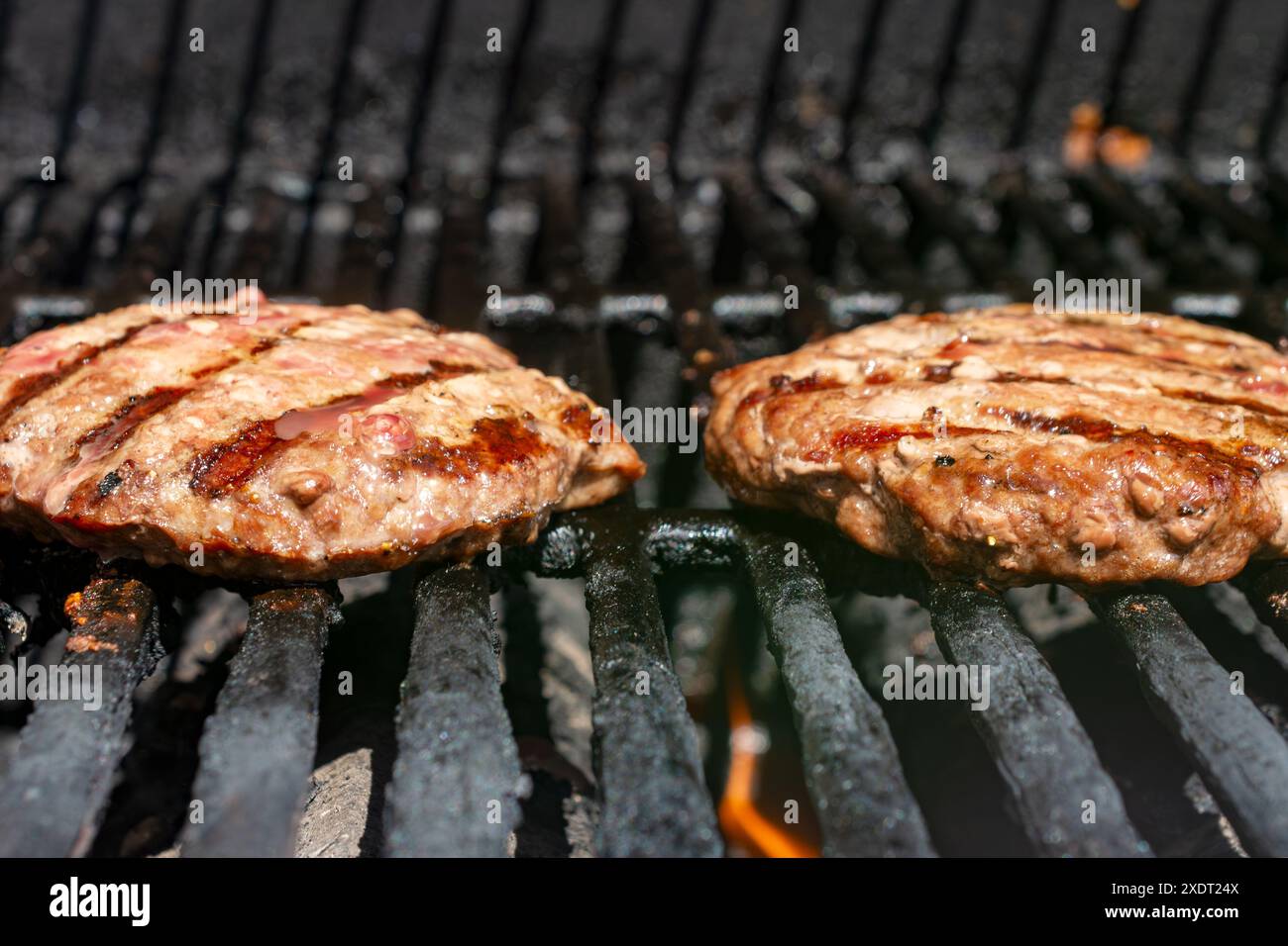 Hamburger fatto in casa su un grill a gas. Pronti a mangiare. Foto Stock