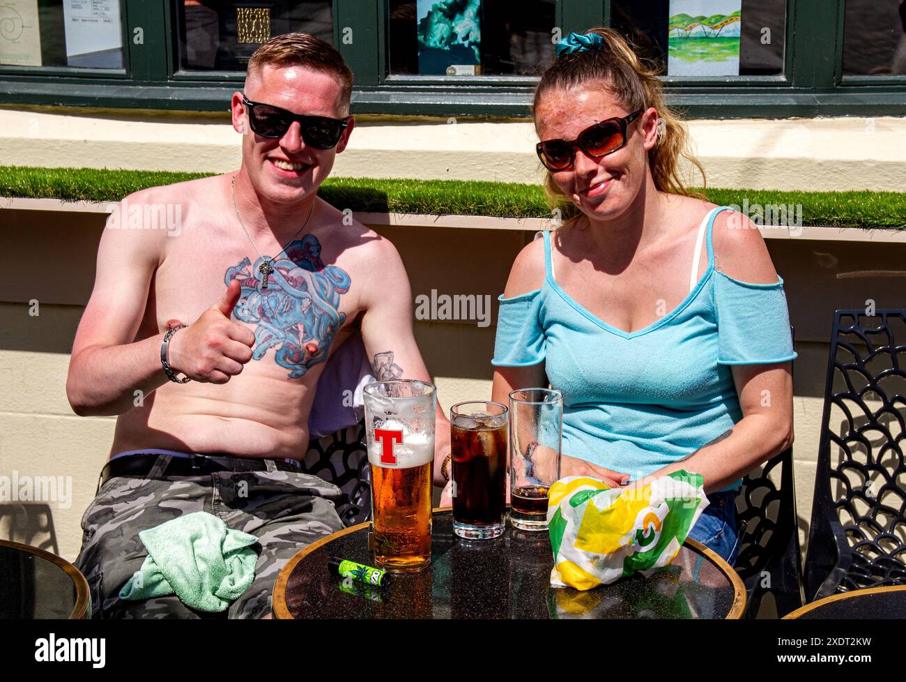 St Andrews, Fife, Scozia, Regno Unito. 24 giugno 2024. Meteo nel Regno Unito: St Andrews a Fife, Scozia, ha un sole brillante con temperature che raggiungono i 23°C.. Il caldo clima di giugno attira sia la gente del posto che i turisti a trascorrere la giornata godendosi l'ondata di caldo estivo nei caffè e nei pub di strada mentre si posa per le fotografie. Crediti: Dundee Photographics/Alamy Live News Foto Stock