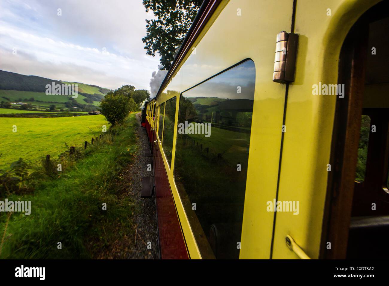 Riflessioni della campagna gallese sulle carrozze del treno a vapore vale of Rheidol mentre viaggia attraverso la valle Rheidol Foto Stock