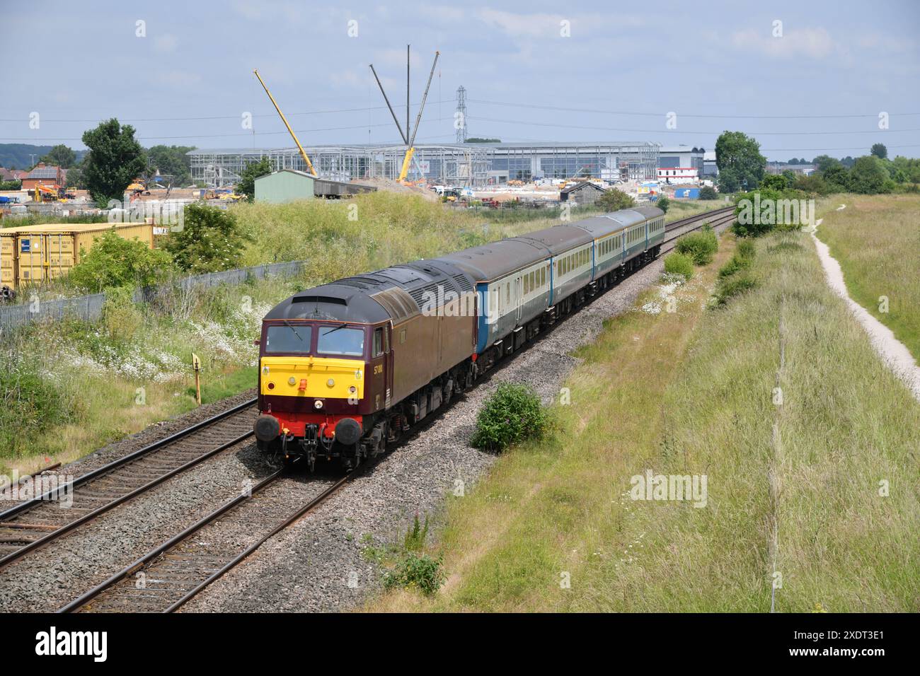 La classe 57 della West Coast Railways numero 57010 lavora con Burton sui binari Trent Wetmore e Carnforth Steamtown, il 24 giugno 2024 si sposta lo stock di carrozze vuote. Foto Stock