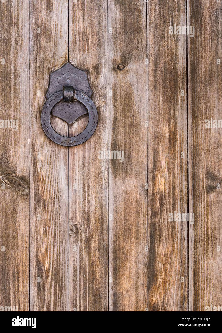 Parte di una grande porta in legno con maniglia in ferro e anello. Spagna Foto Stock