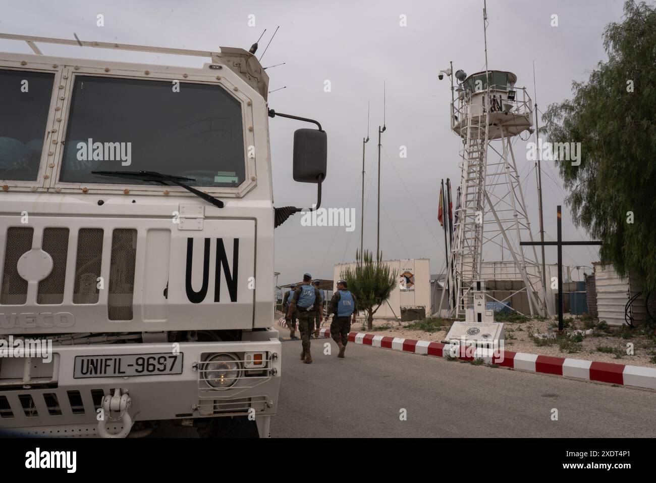 Kfarkela, Libano. 26 aprile 2024. I soldati delle truppe spagnole delle forze interinali delle Nazioni Unite in Libano (UNIFIL) passano davanti a un veicolo con su di esso una stampa ONU vicino a Kfarkela. Con l'intensificarsi della lotta tra Hezbollah, un gruppo di supporto iraniano e le forze israeliane, la forza provvisoria delle Nazioni Unite in Libano, l'UNIFIL si trova di fronte alla sfida di portare a termine la missione di mantenimento della pace nel sud del Libano vicino al confine. L'UNIFIL sta attualmente assistendo il governo libanese a mantenere la pace e la stabilità nell'EDITORIALE "Blue lineâ" (Credit Image: © Ashley Chan/SOPA Images via ZUMA Press Wire) Foto Stock