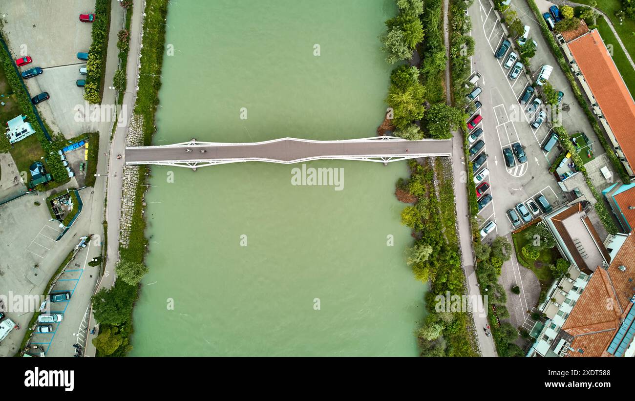 Nago Torbole, Garda, Italia - 24 giugno 2024: L'acqua fluisce dal fiume Sarca al Lago di Garda nella località di villeggiatura settentrionale di Torbole dopo persistenti piogge e tempeste. Il lago ha un alto livello d'acqua il lago ha un alto livello d'acqua. Veduta aerea del fiume Sarca nella città settentrionale di Torbole sul Lago di Garda *** Wassermengen fließen im nördlichen Urlaubsort Torbole vom Fluss Sarca nach anhaltenden Regenfällen und Unwetter in den Gardasee. Vedi HAT hohen Pegelstand. Luftaufnahme vom Fluss Sarca im nördlichen Ort Torbole am Gardasee Foto Stock