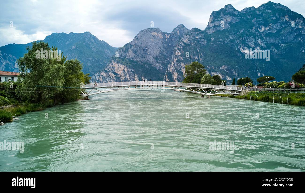 Nago Torbole, Garda, Italia - 24 giugno 2024: L'acqua fluisce dal fiume Sarca al Lago di Garda nella località di villeggiatura settentrionale di Torbole dopo persistenti piogge e tempeste. Il lago ha un alto livello d'acqua il lago ha un alto livello d'acqua. Veduta aerea del fiume Sarca nella città settentrionale di Torbole sul Lago di Garda *** Wassermengen fließen im nördlichen Urlaubsort Torbole vom Fluss Sarca nach anhaltenden Regenfällen und Unwetter in den Gardasee. Vedi HAT hohen Pegelstand. Luftaufnahme vom Fluss Sarca im nördlichen Ort Torbole am Gardasee Foto Stock