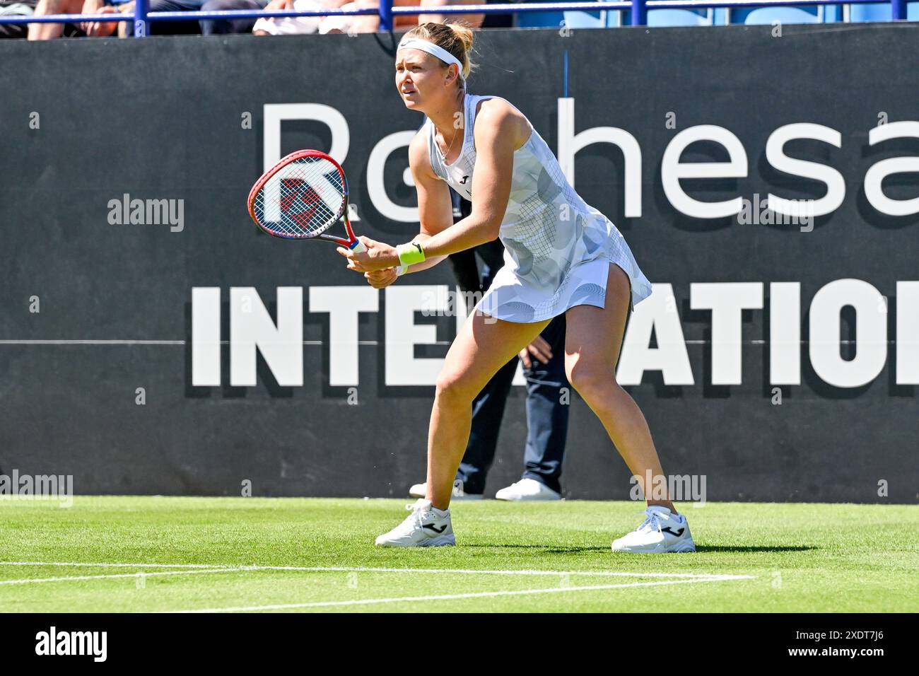 Eastbourne, Regno Unito. 24 giugno 2024. Harriet DART batte Marie BOUZKOVA (PIC) durante il Rothesay International Tennis Tournament al Devonshire Park, Eastbourne, East Sussex, Regno Unito. Crediti: LFP/Alamy Live News Foto Stock