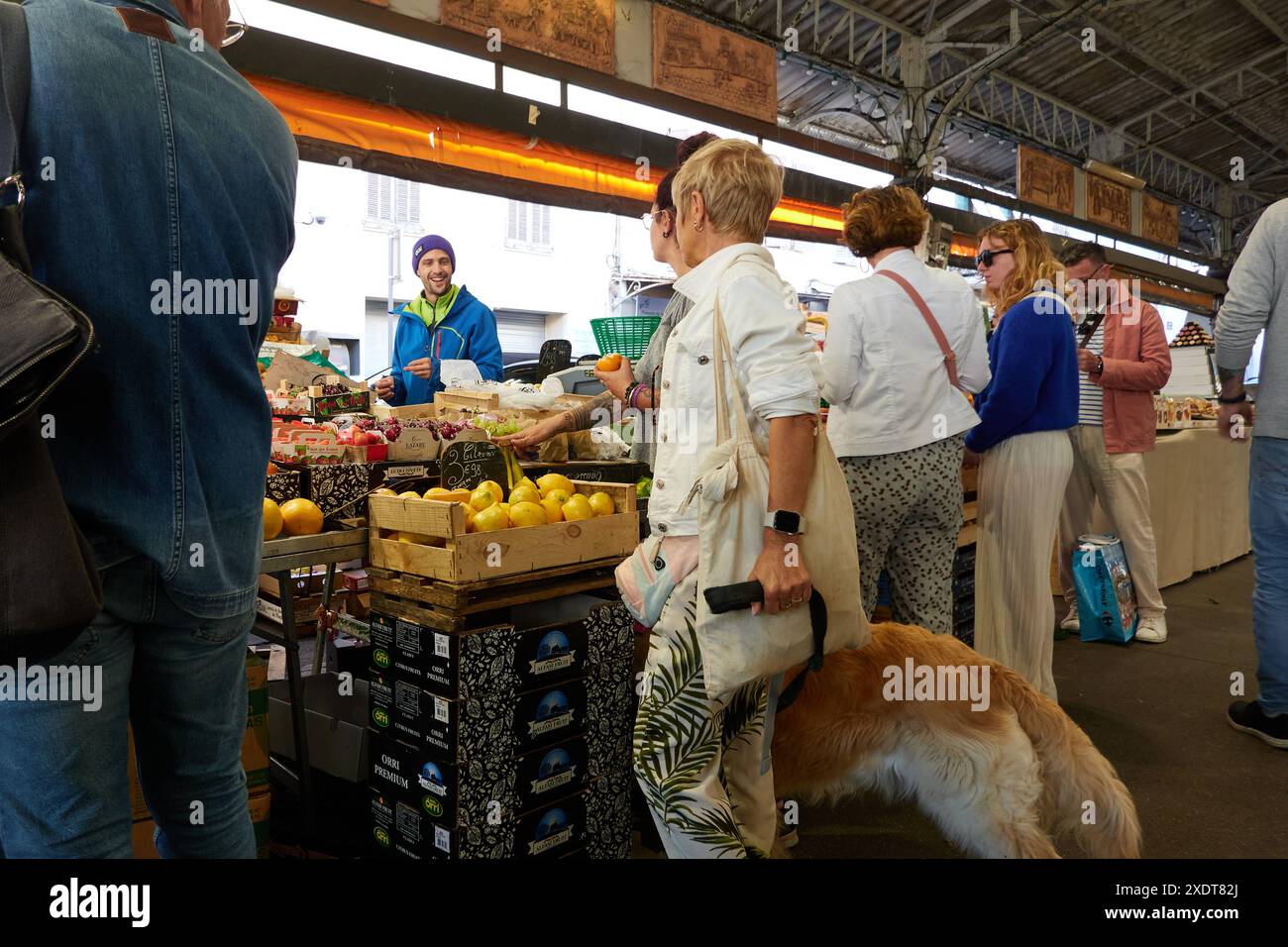 Antibes, Francia - 8 maggio 2024 - i cittadini francesi locali apprezzano il mercato settimanale dei prodotti coperti in una giornata di primavera di sole Foto Stock