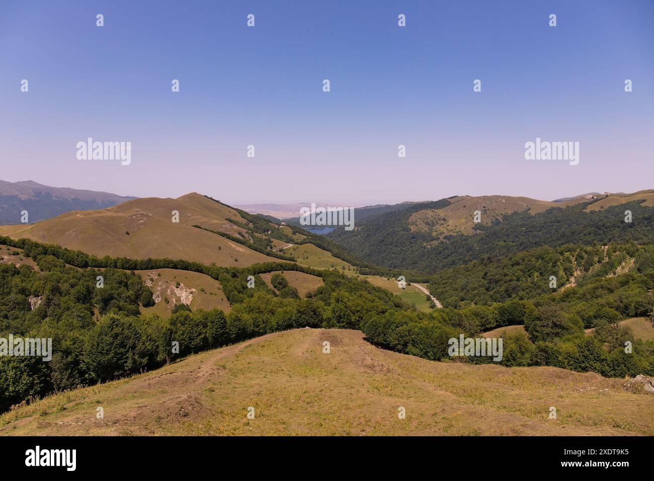 Un bel lago in cima alle montagne. Ganja. Azerbaigian. Foto Stock