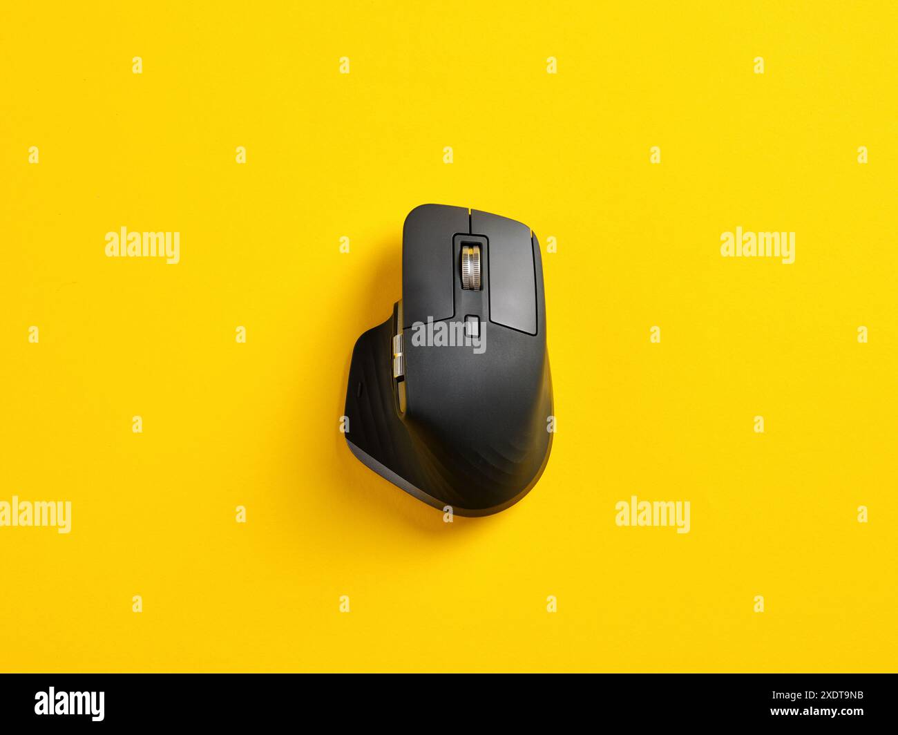 Mouse del computer wireless nero su sfondo giallo. Vista superiore con spazio di copia. Foto Stock