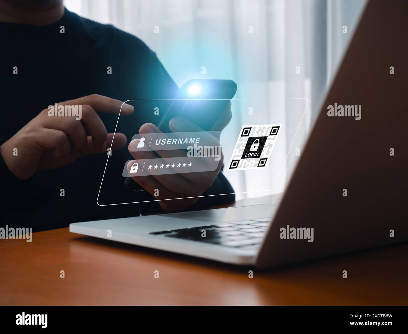 Codice QR, concetto di sicurezza per l'autenticazione a più fattori. Scansione digitale del codice QR per l'accesso sullo schermo del sito Web dal computer portatile, scansione tramite cellulare p Foto Stock