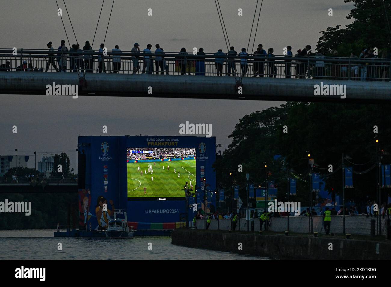 Tifosi e tifosi della Germania e della Svizzera nella zona tifosi, nella foto del centro di Francoforte sul meno, durante una partita di calcio tra le squadre nazionali della Svizzera e della Germania nella terza giornata del gruppo A nella fase a gironi del torneo UEFA Euro 2024 , lunedì 23 giugno 2024 a Francoforte , Germania . FOTO SPORTPIX | Stijn Audooren Foto Stock