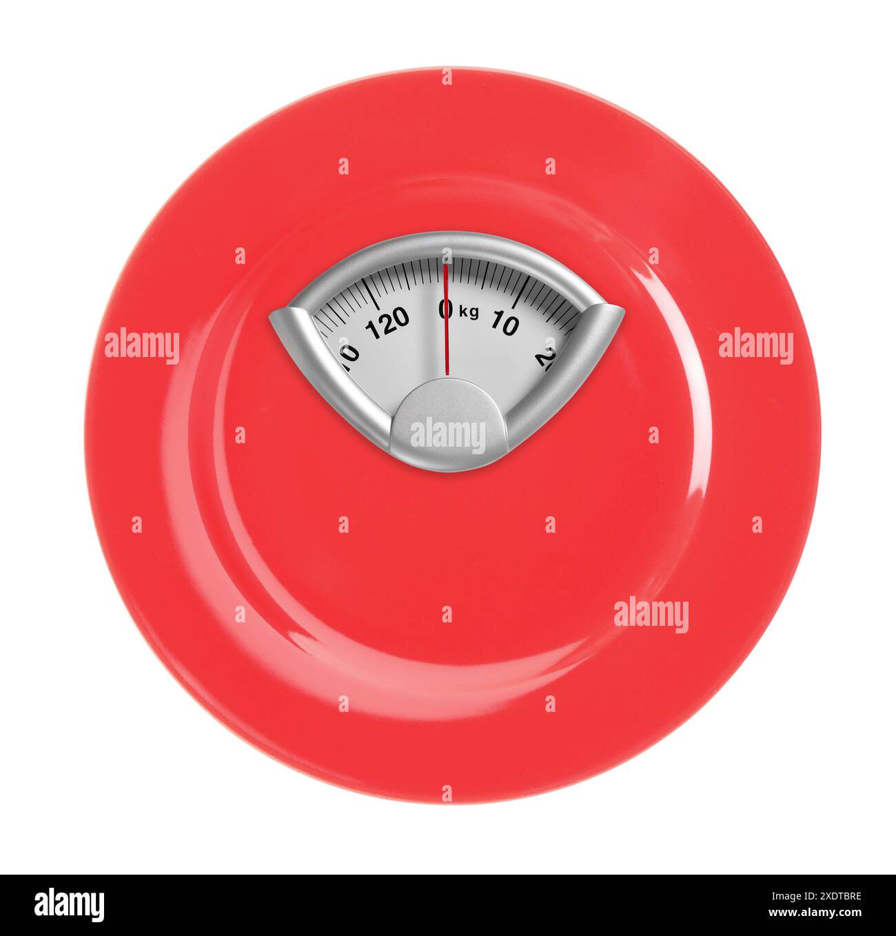 Piastra rossa con display analogico della bilancia isolato su bianco, vista dall'alto Foto Stock