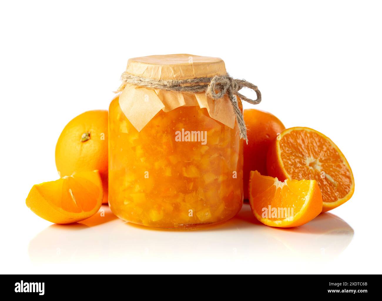 Marmellata d'arancia nel vaso di vetro e frutta fresca isolata su sfondo bianco. Foto Stock