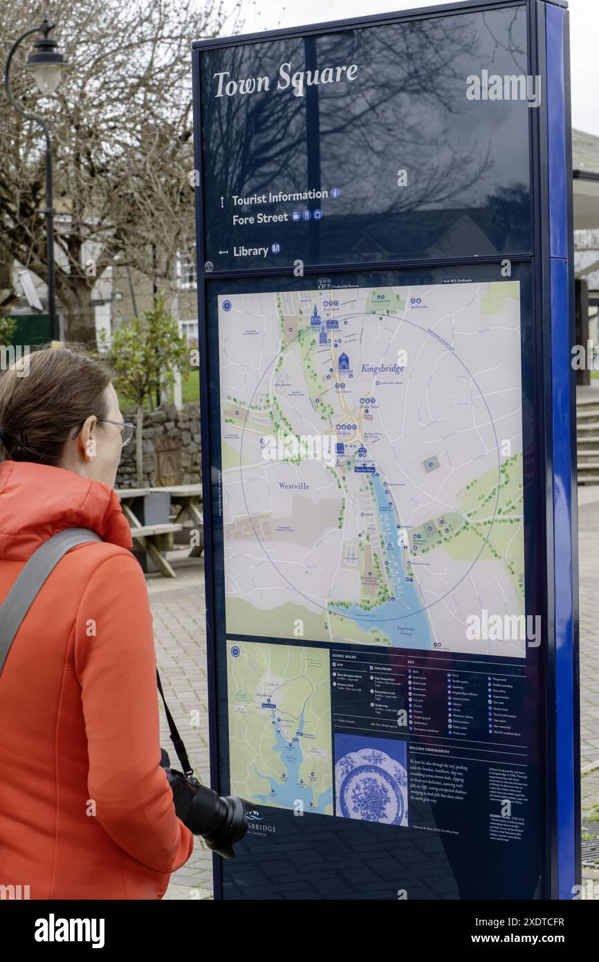 Visita il turista consulta il moderno comitato informativo elettronico, Town Square, Kingsbridge, Devon, Inghilterra, REGNO UNITO Foto Stock