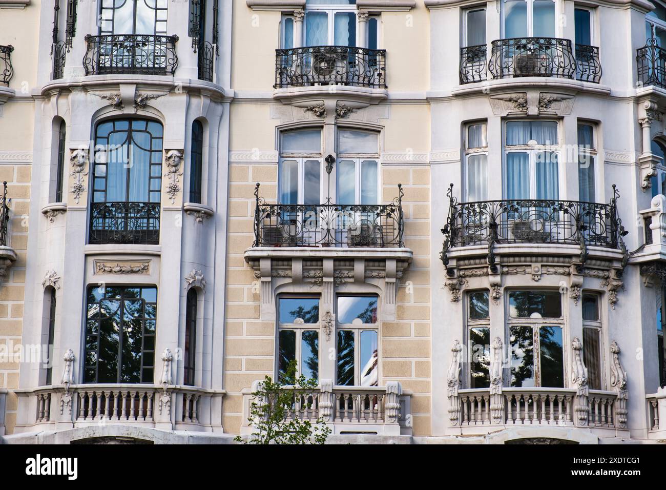 Facciata in stile Art Nouveau di un edificio a Madrid Foto Stock