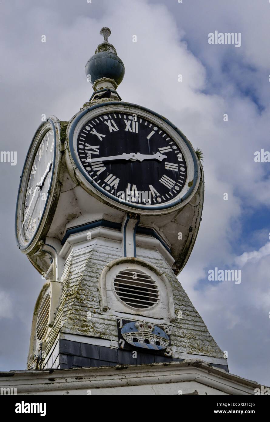 Torre dell'orologio al Kings Cinema, Fore Street, Kings Bridge, Devon, Regno Unito - ex municipio Foto Stock