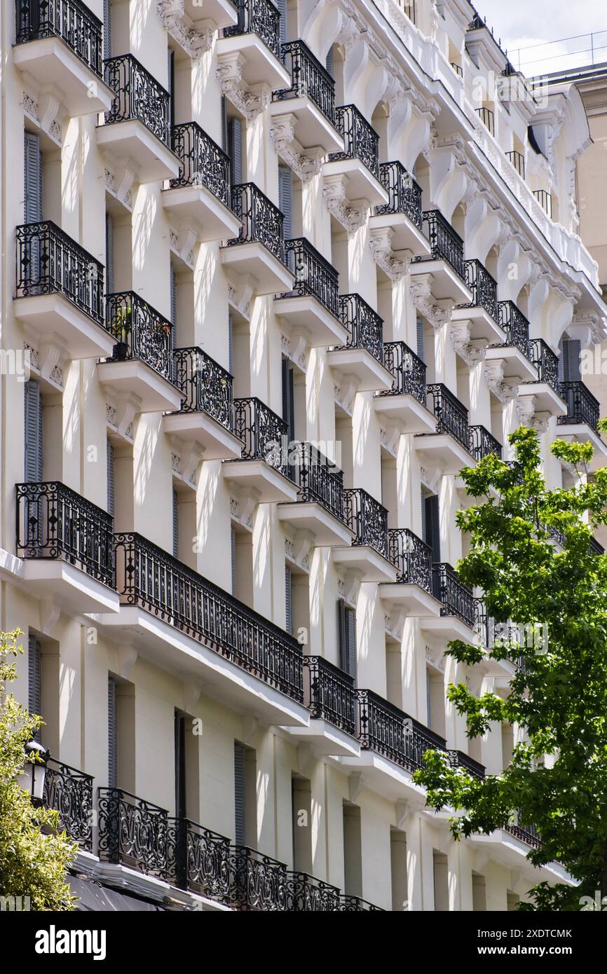 Motivo geometrico in una facciata di un edificio a Madrid Foto Stock
