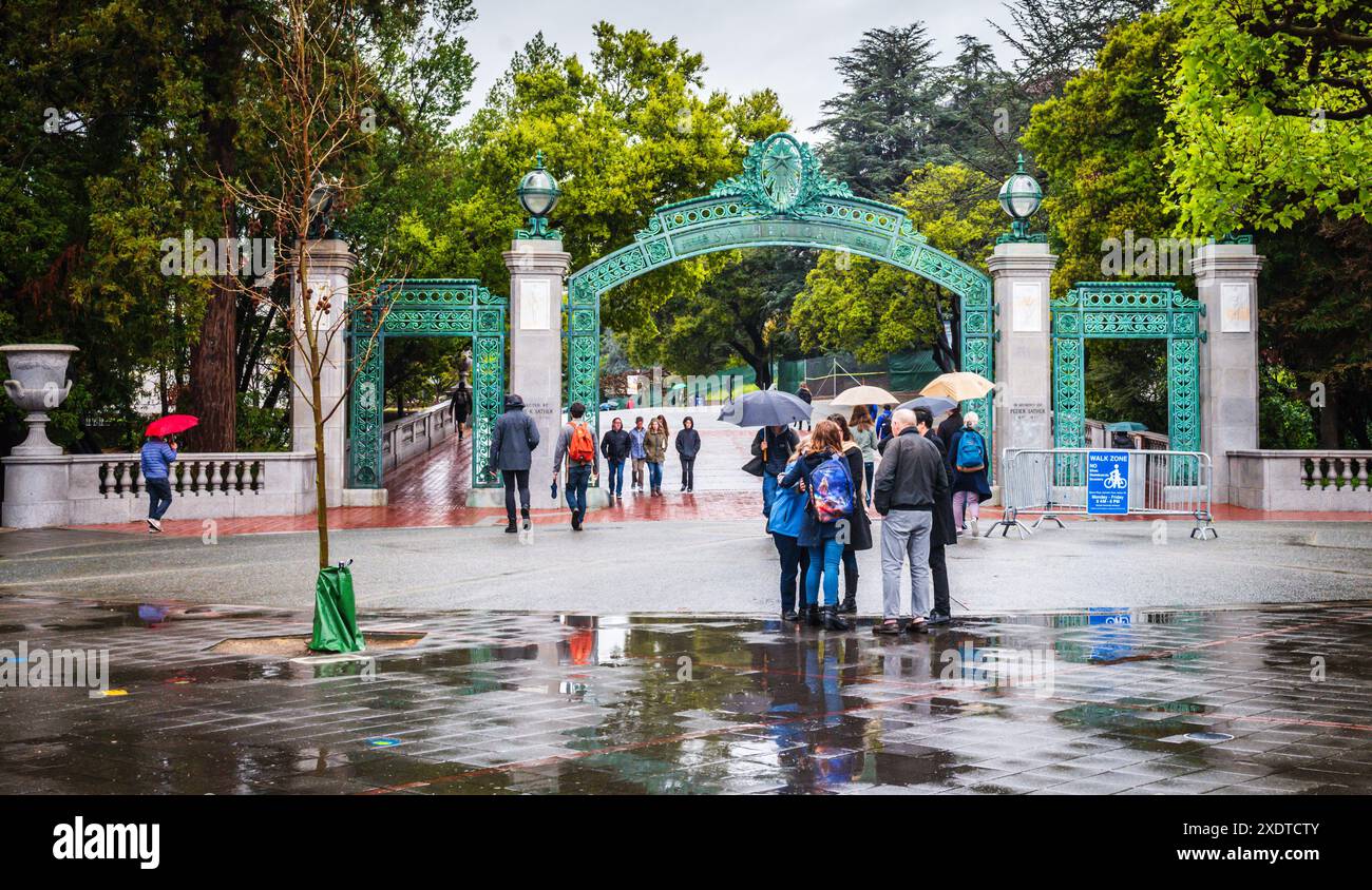 Berkeley, California USA - 24 marzo 2017: Incontro del tour universitario presso l'UC Berkeley's Sather Gate in un giorno di pioggia. Foto Stock