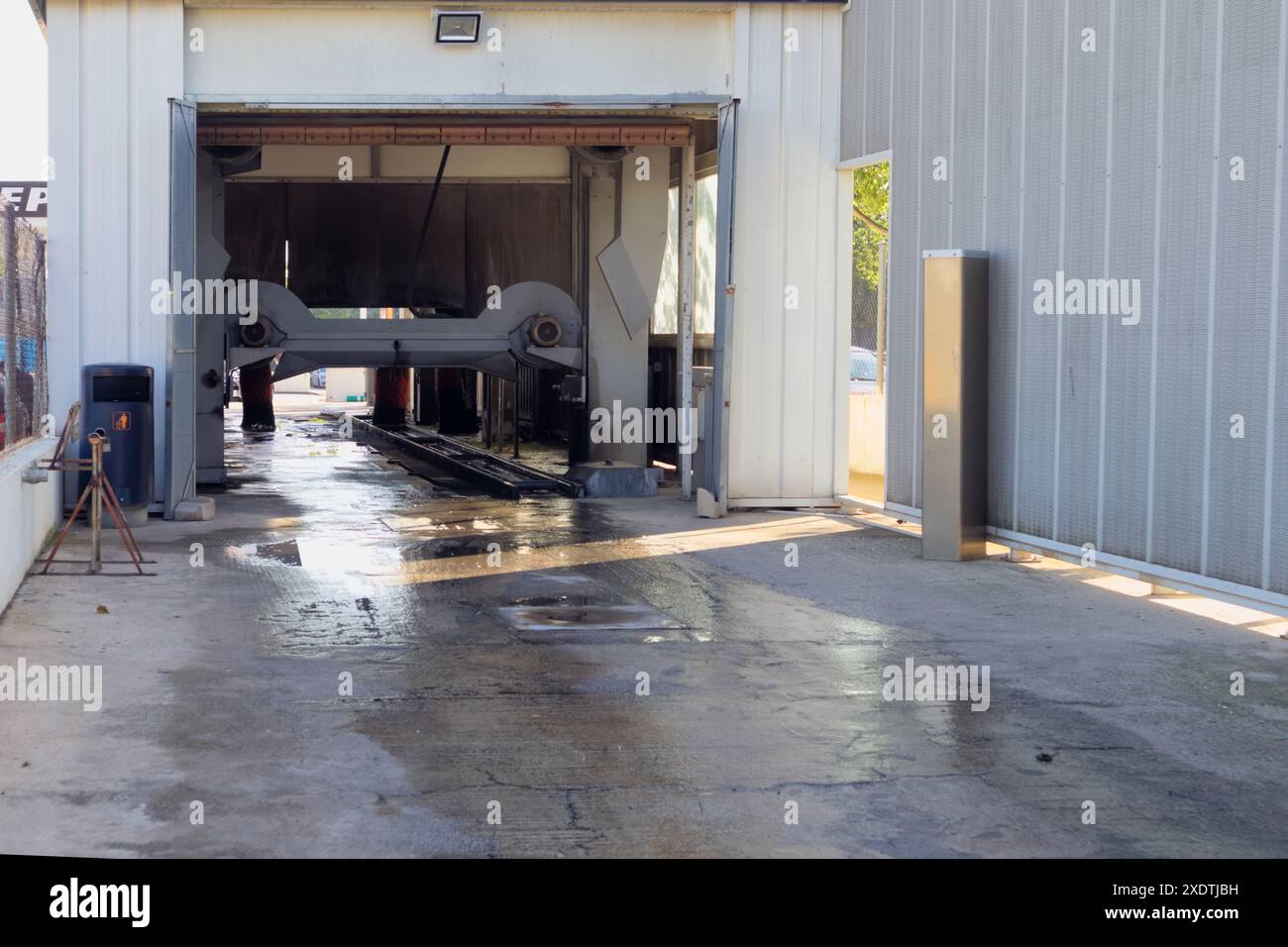 Immagine di un autolavaggio automatico presso una stazione di servizio con tracce dell'ultima vettura che ha attraversato le spazzole Foto Stock
