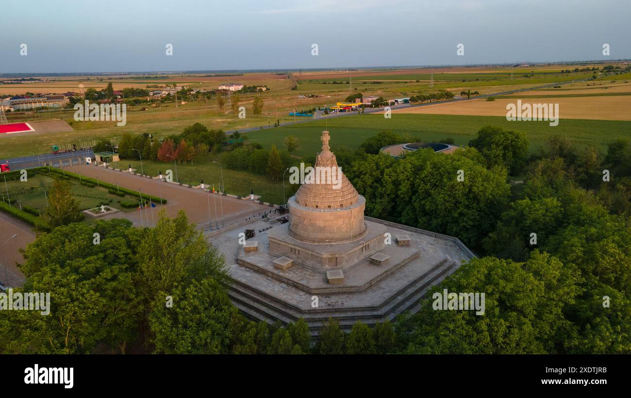 Vista aerea del Mausoleo degli Eroi della prima guerra mondiale da Marasesti, Romania. La fotografia è stata scattata da un drone ad un'altitudine più alta al tramonto con Foto Stock