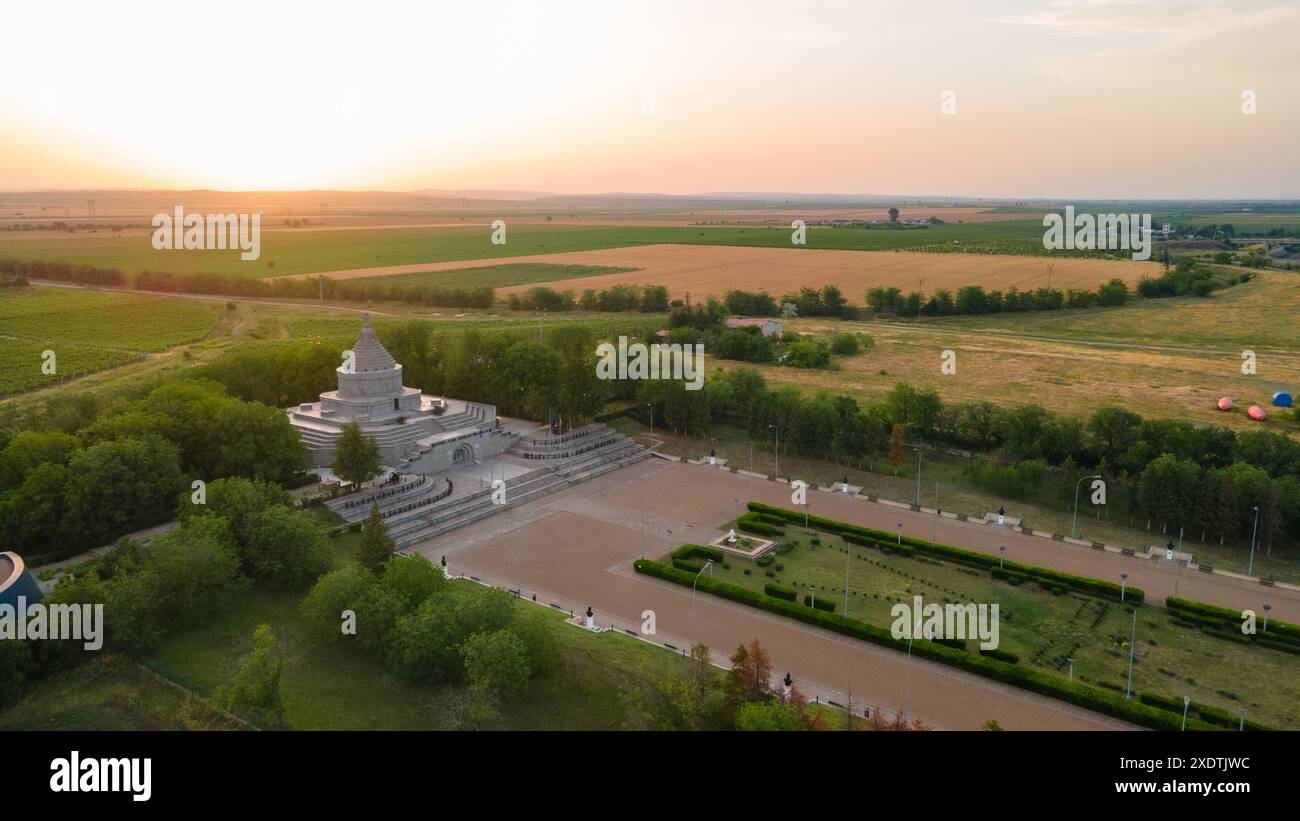 Vista aerea del Mausoleo degli Eroi della prima guerra mondiale da Marasesti, Romania. La fotografia è stata scattata da un drone ad un'altitudine più alta al tramonto con Foto Stock
